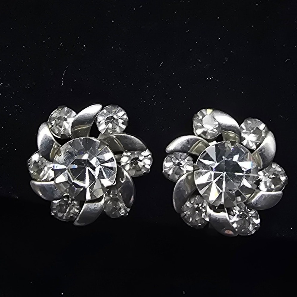 Clear Rhinestone Screw Back Earrings Vintage Jewelry Silver Tone Floral .75in